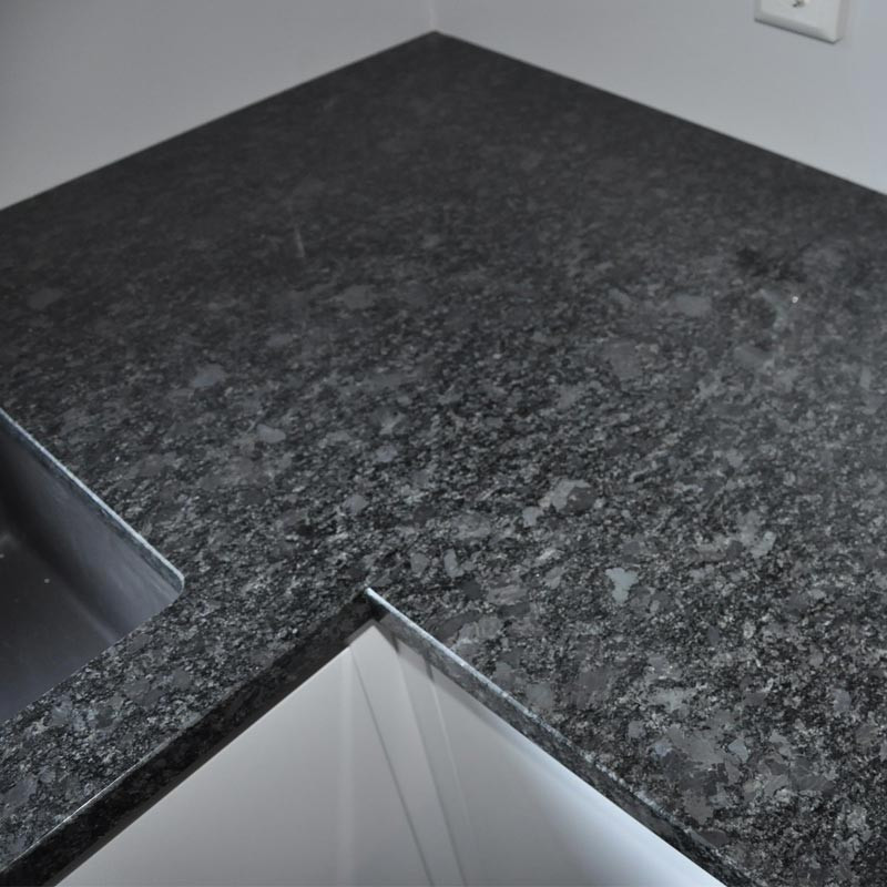 Détails plan de travail sur-mesure en granit Steel Grey